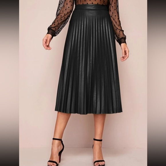 Black pleated faux leather midi skirt - Picture 3 of 6